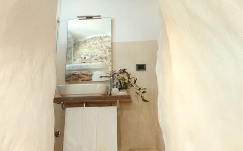 Villa Trullo - Torricella, Puglia: Bloem, Gebouw, Fabriek, Badkamer, Hout, Verdieping, Kamerplant, Huis, Gips, Flooring