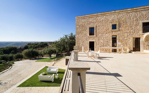 Casapietra - Scicli, Sicilia: Lucht, Eigendom, Fabriek, Azure, Land Lot, Venster, Weg Oppervlak, Boom, Schaduw, Onroerend Goed