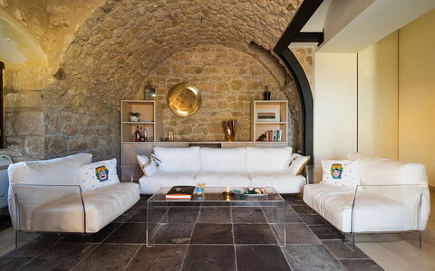 Casapietra - Scicli, Sicilia: Eigendom, Meubilair, Fotolijst, Decoratie, Gebouw, Interieur Ontwerp, Bankstel, Verdieping, Woonkamer, Flooring