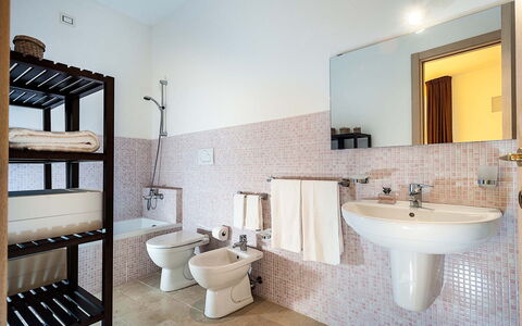 Casapietra - Scicli, Sicilia: Spiegel, Loodgieterswerkinrichting, Kraan, Wastafel, Eigendom, Wastafel In De Badkamer, Badkamer, Hout, Purper, Gebouw