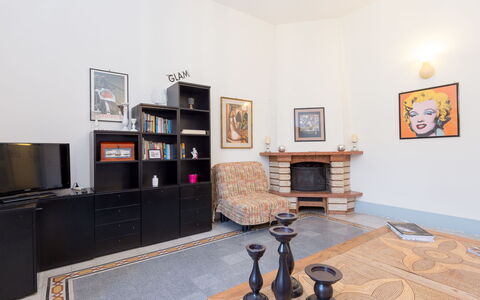Angelico: Fotolijst, Eigendom, Hout, Interieur Ontwerp, Flooring, Verdieping, Woonkamer, Hardwood, Laminaatvloer, Boekenkast