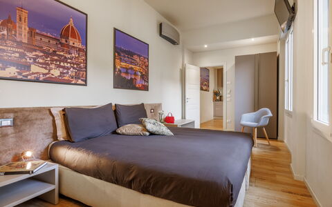 Lucy Florence Charming Modern Apartment Near Piazz: Meubilair, Eigendom, Comfort, Fotolijst, Azure, Hout, Interieur Ontwerp, Architectuur, Flooring, Verdieping