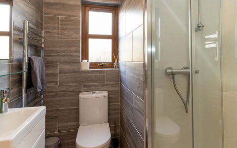 Braeriach: Venster, Gebouw, Loodgieterswerkinrichting, Wc Bril, Badkamer, Huis, Toilet, Verdieping, Kraan