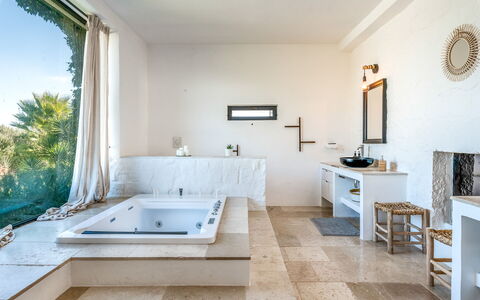 Masseriola Di Puglia: Bad, Meubilair, Azure, Kraan, Loodgieterswerkinrichting, Cabinetry, Fabriek, Hout, Interieur Ontwerp, Badkamer