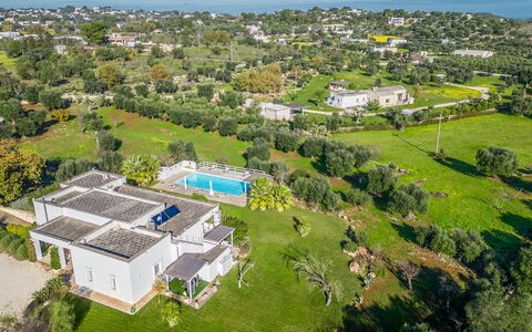 Masseriola Di Puglia: Fabriek, Natuurlijk Landschap, Land Lot, Stedelijk Ontwerp, Gras, Woongebied, Boom, Lucht, Vrije Tijd, Landschap