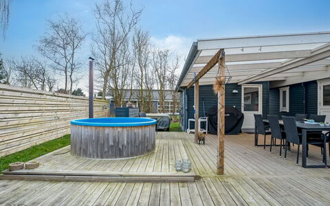 Holte - 750M from the Sea: Hout, Dek, Samengesteld Materiaal, Buitenmeubels, Hardwood, Zwembad, Plank, Schaduw, Beits, Houten Vloer