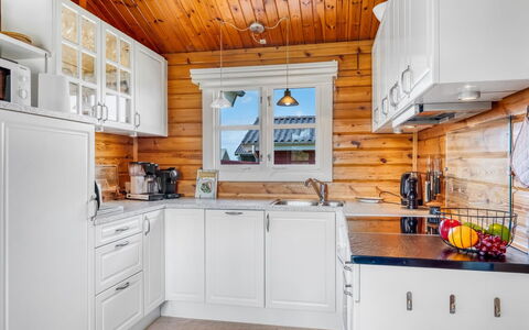 Patti - 280M from the Sea: Hout, Keuken, Major Appliance, Huis, Toestel Van De Keuken, Huis, Verblijf, Deur, Countertop, Cabinetry