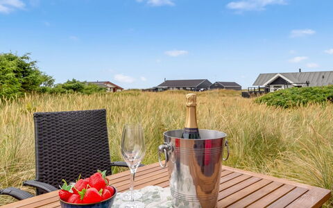 Patti - 280M from the Sea: Lucht, Buitenmeubels, Meubilair, Stoel, Verblijf, Buitentafel, Eco Hotel, Schaduw, Patio, Serveware