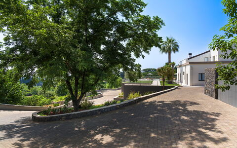 Villa Decoro - Mascali, Sicilia: Fabriek, Lucht, Gebouw, Weg Oppervlak, Boom, Schaduw, Asfalt, Land Lot, Venster, Stedelijk Ontwerp