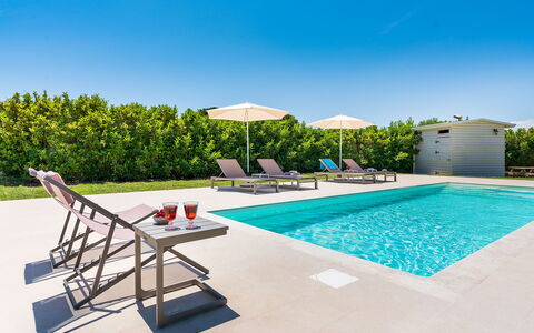 Casa Desiderio - Siracusa, Sicilia: Water, Lucht, Zwembad, Fabriek, Schaduw, Buitenmeubels, Rechthoek, Boom, Gebouw, Ligstoel