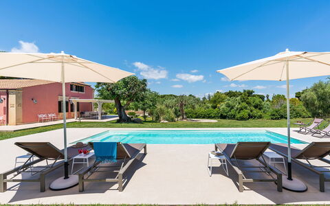 Casa Desiderio - Siracusa, Sicilia: Lucht, Zwembad, Water, Fabriek, Wolk, Ligstoel, Paraplu, Schaduw, Buitenmeubels, Venster