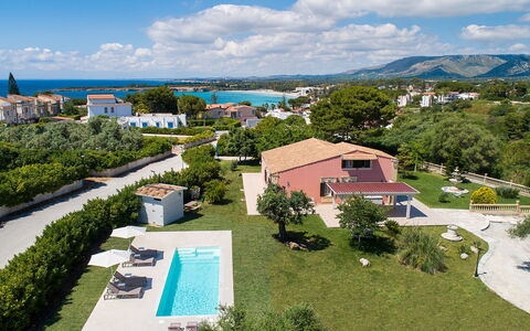 Casa Desiderio - Siracusa, Sicilia: Lucht, Wolk, Gebouw, Fabriek, Azure, Blauw, Boom, Architectuur, Stedelijk Ontwerp, Land Lot