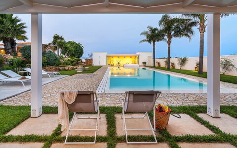 Casa Ocra - Misiliscemi, Sicilia: Fabriek, Water, Lucht, Gebouw, Eigendom, Azure, Boom, Zwembad, Buitenmeubels, Schaduw