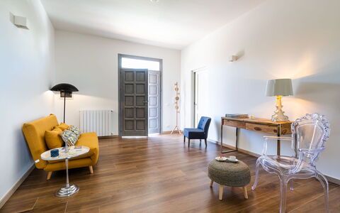 Casa Ocra - Misiliscemi, Sicilia: Meubilair, Tafel, Stoel, Hout, Interieur Ontwerp, Verlichting, Verdieping, Flooring, Onroerend Goed, Woonkamer