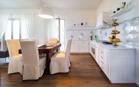 Casa Ocra - Misiliscemi, Sicilia: Cabinetry, Countertop, Tafel, Hout, Interieur Ontwerp, Keuken, Stoel, Flooring, Verdieping, Lade