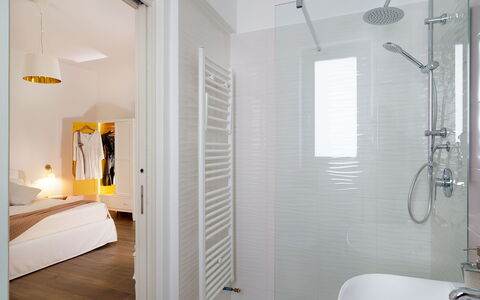 Casa Ocra - Misiliscemi, Sicilia: Gebouw, Douchekop, Loodgieterswerkinrichting, Douche, Badkamer, Interieur Ontwerp, Douchestang, Douchepaneel, Hout