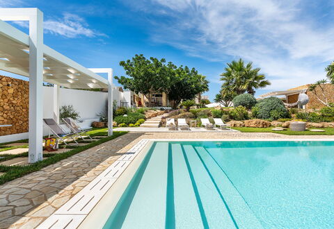 Casa Ocra - Misiliscemi, Sicilia: Wolk, Fabriek, Gebouw, Lucht, Eigendom, Water, Azure, Zwembad, Boom, Schaduw