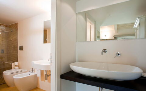 Pietramare - Castellabate, Campania: Wastafel, Kraan, Wastafel In De Badkamer, Loodgieterswerkinrichting, Eigendom, Badkamer, Zwart, Spiegel, Purper, Hout