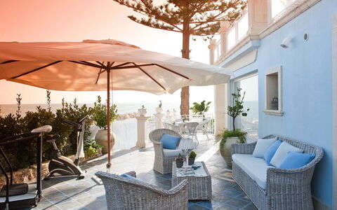 Villa Amena - Siracusa, Sicilia: Meubilair, Fabriek, Blauw, Venster, Water, Schaduw, Buitenmeubels, Stoel, Verlichting, Interieur Ontwerp