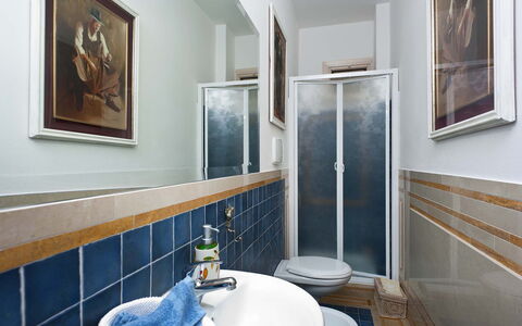 Villa Amena - Siracusa, Sicilia: Fotolijst, Loodgieterswerkinrichting, Eigendom, Kraan, Azure, Gebouw, Badkamer, Interieur Ontwerp, Hout, Verlichting