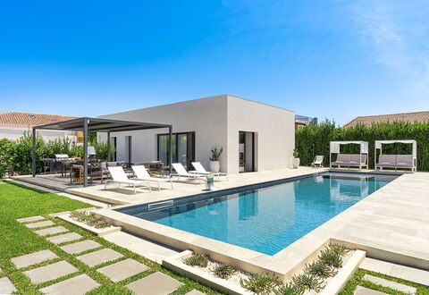 Villa Duetto - Siracusa, Sicilia: Fabriek, Lucht, Water, Eigendom, Azure, Zwembad, Schaduw, Architectuur, Rechthoek, Gebouw