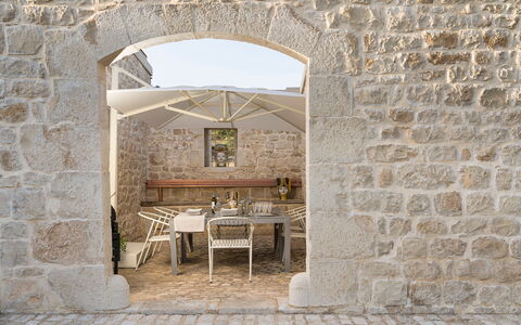 Casa Masseria - Scicli, Sicilia: Tafel, Venster, Fabriek, Stoel, Gebouw, Kamerplant, Bloempot, Interieur Ontwerp, Buitenmeubels, Flooring