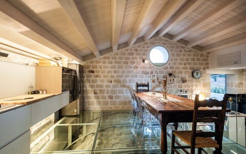 Casa Masseria - Scicli, Sicilia: Cabinetry, Tafel, Hout, Gebouw, Keuken, Flooring, Verdieping, Countertop, Straal, Hardwood
