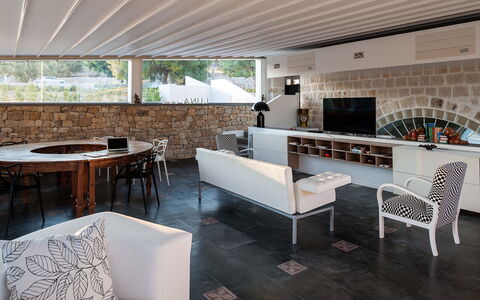 Casa Masseria - Scicli, Sicilia: Tafel, Eigendom, Meubilair, Interieur Ontwerp, Stoel, Bankstel, Verdieping, Flooring, Woonkamer, Muur