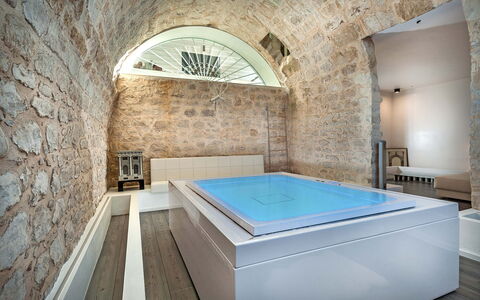 Casa Masseria - Scicli, Sicilia: Eigendom, Gebouw, Venster, Azure, Tafel, Hout, Zwembad, Architectuur, Interieur Ontwerp, Verdieping