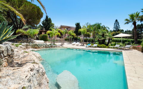 Villa Diamante - Siracusa, Sicilia: Water, Fabriek, Lucht, Eigendom, Boom, Azure, Zwembad, Gebouw, Arecales, Stoel