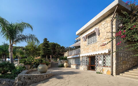 Villa Diamante - Siracusa, Sicilia: Lucht, Fabriek, Gebouw, Eigendom, Venster, Boom, Huis, Arecales, Landschap, Onroerend Goed