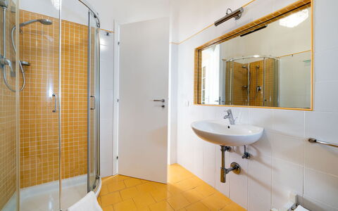 Villa Diamante - Siracusa, Sicilia: Spiegel, Kraan, Loodgieterswerkinrichting, Wastafel, Wastafel In De Badkamer, Badkamer, Gebouw, Deur Van De Douche, Douche