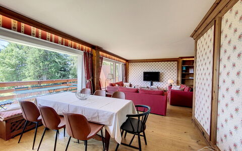Crans-Colline 17: Meubilair, Tafel, Decoratie, Hout, Stoel, Gordijn, Gebouw, Interieur Ontwerp, Fabriek, Venster