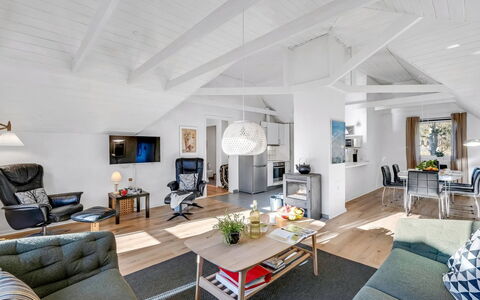 Malti - 1.3Km from the Sea: Meubilair, Interieur Ontwerp, Flooring, Bankstel, Plafond, Hout, Verdieping, Woonkamer, Stoel, Kamer