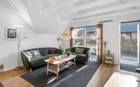 Malti - 1.3Km from the Sea: Meubilair, Interieur Ontwerp, Flooring, Verdieping, Bankstel, Hout, Houten Vloer, Plafond, Woonkamer, Kamer