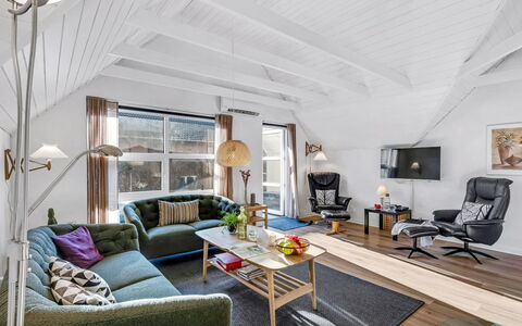Malti - 1.3Km from the Sea: Meubilair, Interieur Ontwerp, Bankstel, Flooring, Hout, Plafond, Woonkamer, Verdieping, Houten Vloer, Kamer