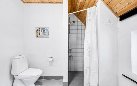 Malti - 1.3Km from the Sea: Flooring, Verdieping, Muur, Loodgieterswerkinrichting, Hout, Plafond, Interieur Ontwerp, Toilet, Wc Bril, Badkamer