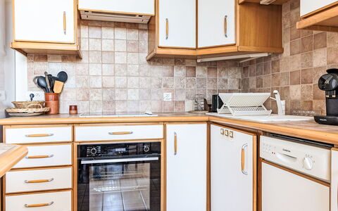 Saint-Jean-De-Luz 477: Keuken, Toestel Van De Keuken, Countertop, Hout, Cabinetry, Major Appliance, Flooring, Interieur Ontwerp, Verdieping, Lade