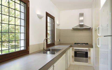 Torre Delle Cornacchie: Cabinetry, Countertop, Gootsteen, Eigendom, Wastafel, Kraan, Venster, Interieur Ontwerp, Fornuis, Keuken