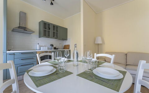 Spacious Apartment In Sori With Large Terrace - So: Tafel, Meubilair, Eigendom, Tableware, Stoel, Countertop, Cabinetry, Hout, Verlichting, Dishware