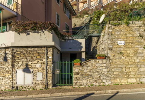 Spacious Apartment In Sori With Large Terrace - So: Venster, Gebouw, Fabriek, Weg Oppervlak, Deur, Asfalt, Hout, Stedelijk Ontwerp, Woongebied, Facade