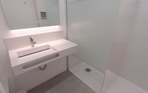 Atalaya Rio Verde: Muur, Interieur Ontwerp, Loodgieterswerkinrichting, Flooring, Badkamer, Verdieping, Loodgieter, Wastafel In De Badkamer, Samengesteld Materiaal, Kraan