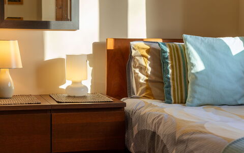 Culduthel: Eigendom, Meubilair, Comfort, Hout, Gebouw, Interieur Ontwerp, Textiel, Bed Frame, Lamp, Schaduw