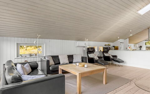 Emila - 2.2Km from the Sea: Flooring, Hout, Interieur Ontwerp, Plafond, Verdieping, Houten Vloer, Meubilair, Huis, Kamer, Woonkamer