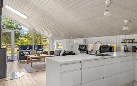 Emila - 2.2Km from the Sea: Hout, Flooring, Plafond, Verdieping, Interieur Ontwerp, Houten Vloer, Keuken, Countertop, Huishoudapparatuur, Hardwood