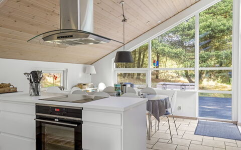 Emila - 2.2Km from the Sea: Keuken, Flooring, Countertop, Toestel Van De Keuken, Interieur Ontwerp, Hout, Plafond, Major Appliance, Cabinetry, Meubilair