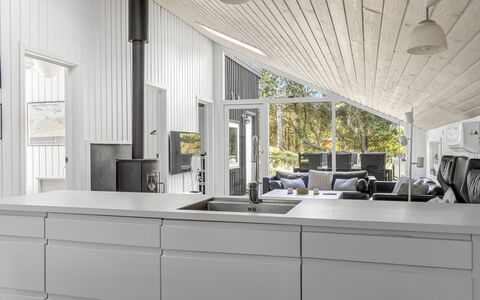 Emila - 2.2Km from the Sea: Keuken, Countertop, Flooring, Interieur Ontwerp, Toestel Van De Keuken, Plafond, Major Appliance, Cabinetry, Huishoudapparatuur