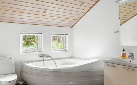 Emila - 2.2Km from the Sea: Loodgieterswerkinrichting, Flooring, Badkamer, Interieur Ontwerp, Verdieping, Bad, Loodgieter, Kraan, Plafond, Wastafel