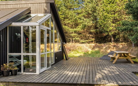 Emila - 2.2Km from the Sea: Hout, Verblijf, Trap, Veranda, Garden Gebouwen, Hardwood, Siding, Dek, Schaduw, Plank