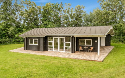 Majvor - 200M from the Sea: Hout, Huis, Veranda, Dek, Hardwood, Dak, Beits, Houten Vloer, Eco Hotel